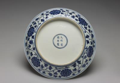 图片[3]-Flared-mouth dish with underglaze-blue decoration of hibicus scrolls, Hsuan-te reign (1426-1435), Ming dynasty-China Archive